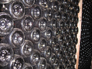 Bouteilles de vin couchées en casier