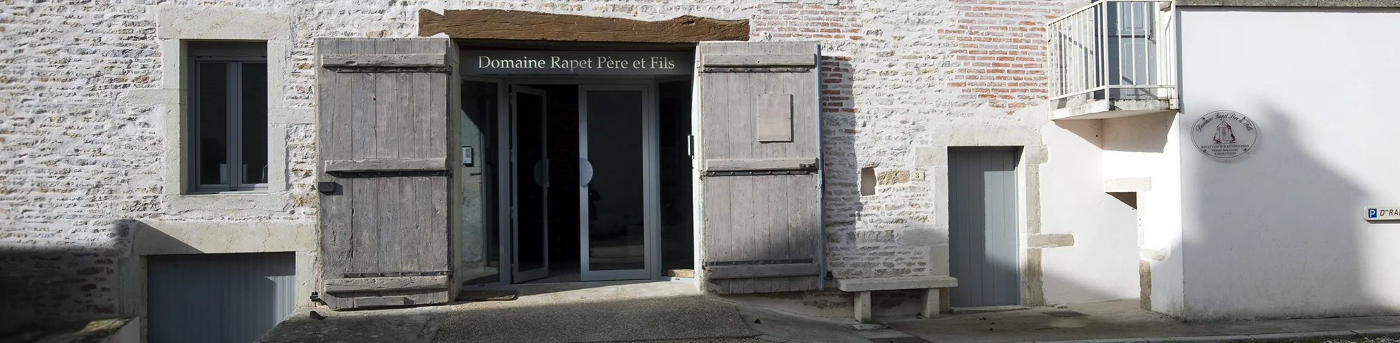 La façade en pierre du Domaine Rapet